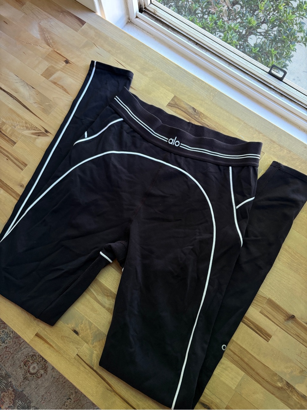 ALO Yoga Black Leggings with White Piping - Picture 8 of 9